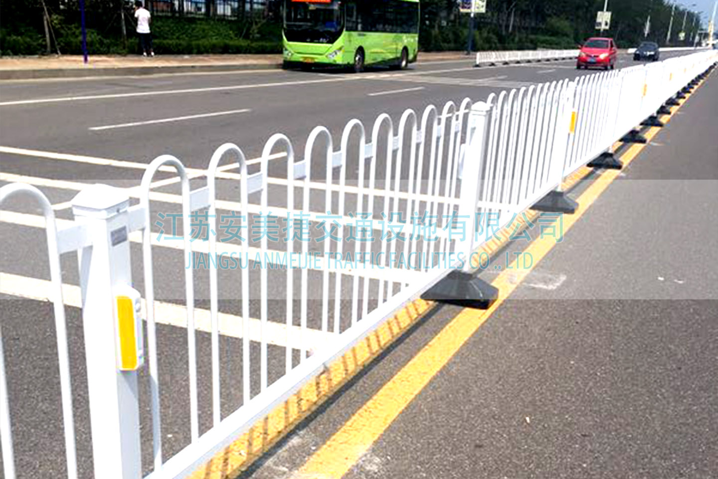 濱州市城區(qū)40000米隔離護(hù)欄安裝項(xiàng)目